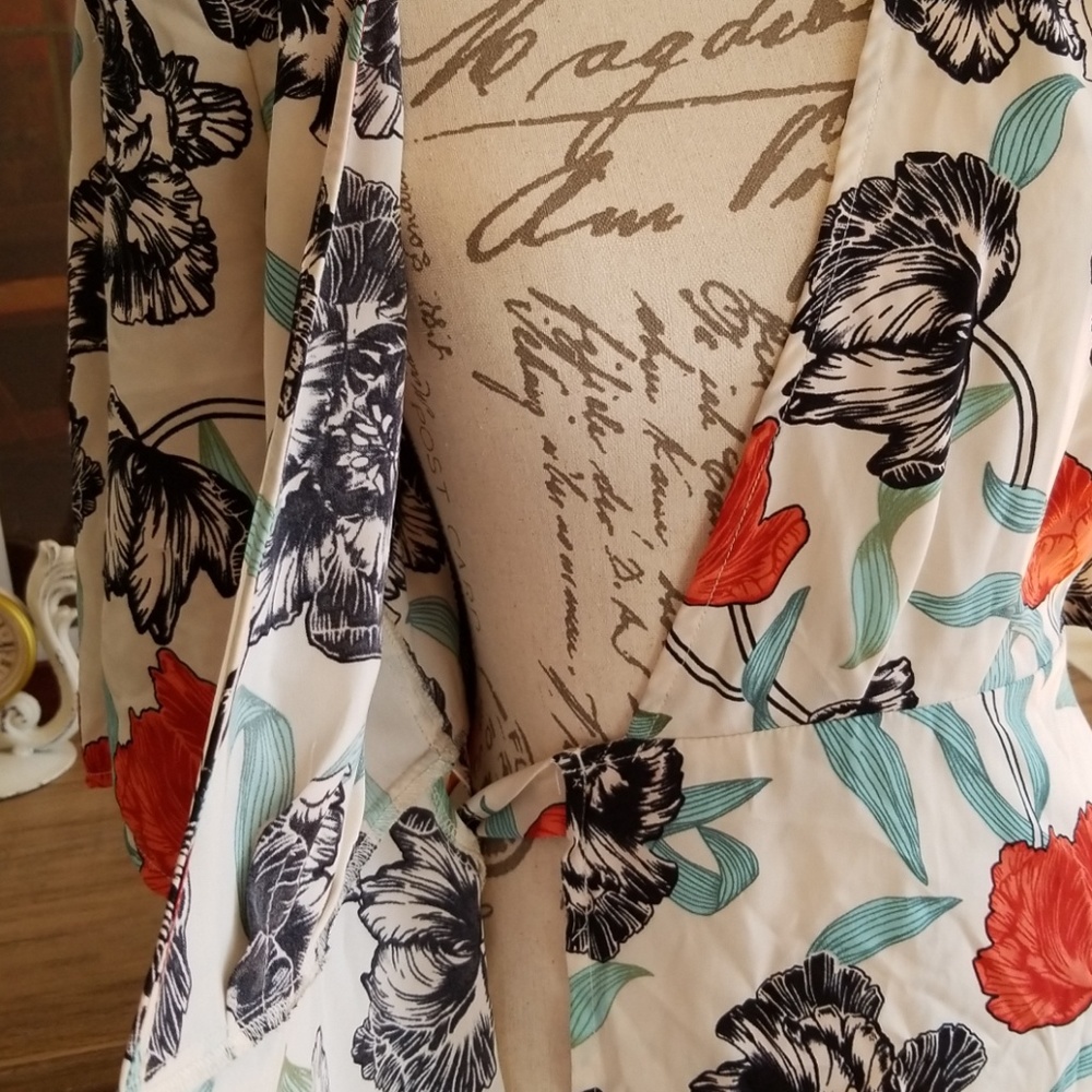 Wrap around floral top size M - Picture 4 of 9